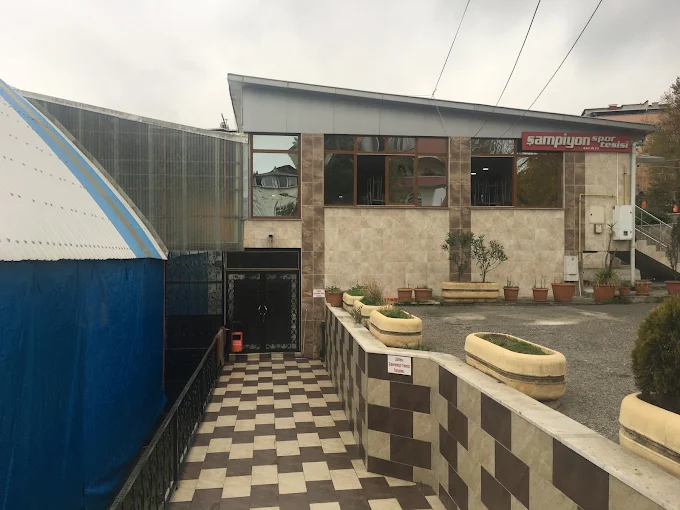 Şampiyon Spor Tesisi — giriş ve halı saha binası